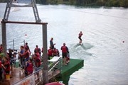 Ein Freizeitangebot im Seepark Linzgau ist die Wasserski- und Wakeboardanlage.