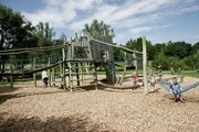 Auch Spielplatzanlagen, sowie Grillstellen und weitere Attraktionen sind im Seepark vorhanden.