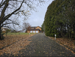 4 - Außenansicht Grundstückseinfahrt.png