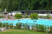 Das Waldfreibad bietet jede Menge Badespa&#223;.