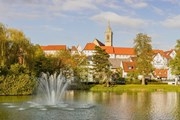 Der Stadtsee bietet als gr&#252;ne Oase eine sch&#246;ne Aussicht auf die Silouette der Stadt Pfullendorf.