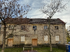 A: Seitenansicht Funktionsgebäude