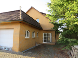 2 - Außenansicht Haus-Eingang.png