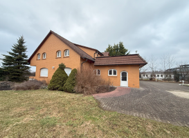 3 - Außenansicht Garageneingang.png